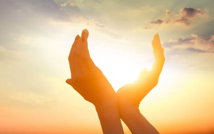 лодоні навпроти сонця