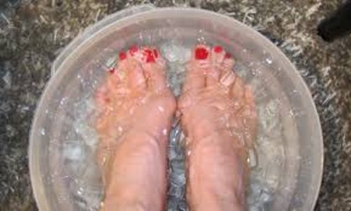 Ванночки з крижаної води для стоп