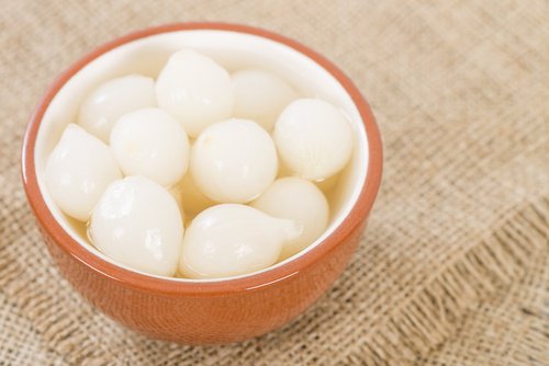 Біла цибуля лікує мозолі на ногах