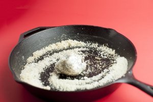 Відкрийте прості секрети, щоб очистити сковорідки