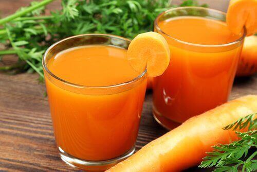 морквяний сік у стаканах