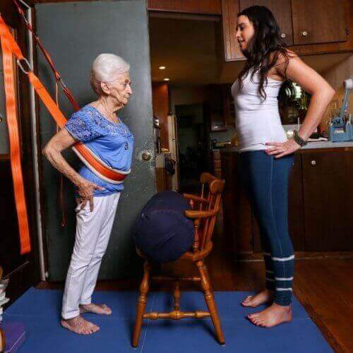 стара бабця займається йогою з тренером