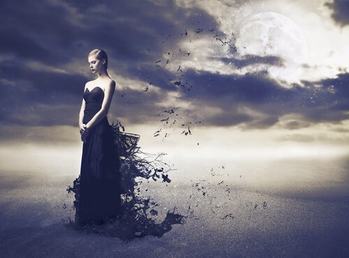 жінка в чорній сукні з негативними емоціями