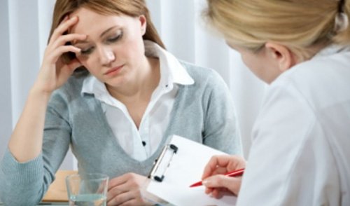 жінка на консультації у лікаря