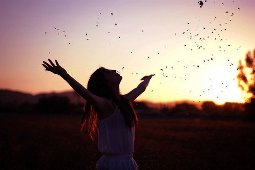 щаслива дівчина