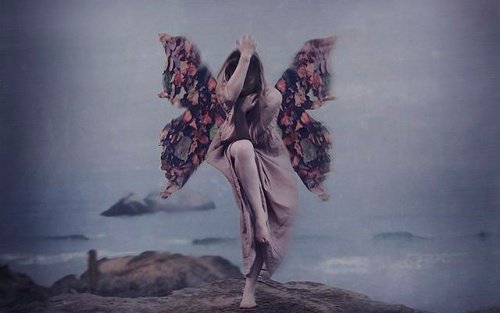 дівчина з крилами метелика