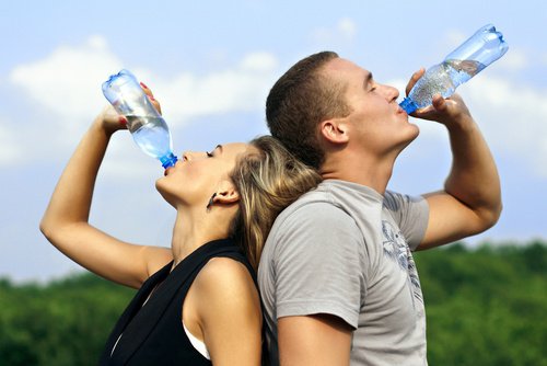 чоловік і жінка п'ють воду