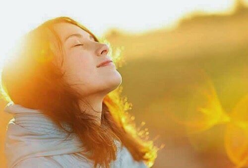 дівчина з заплющеними очима