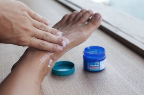 використання Vicks VapoRub для усунення грибкового ураження стоп