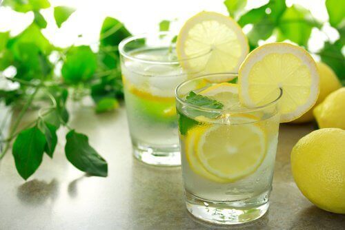 тепла вода з лимоном