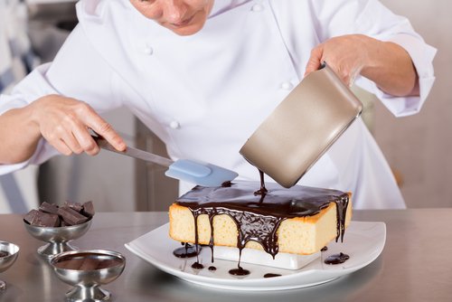 кухар готує десерт