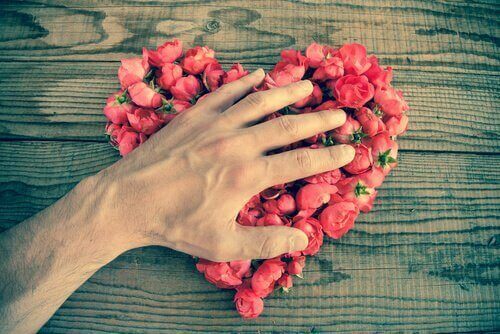 рука на серці з квітів