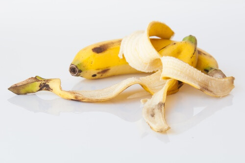 бананова шкірка видаляє родимки