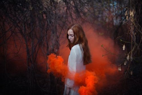 дівчина в червоному димі