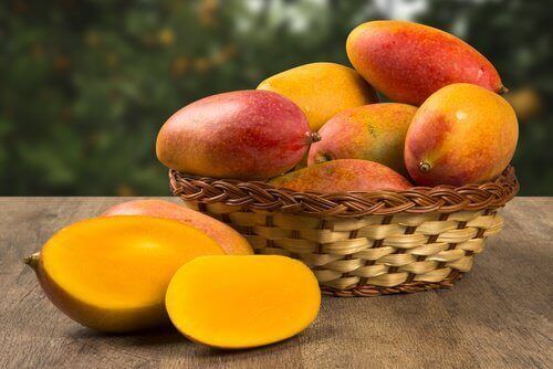 манго у корзині