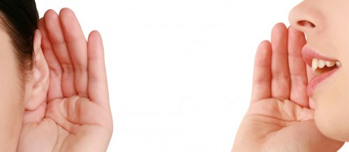 жінка говорить на вухо іншій