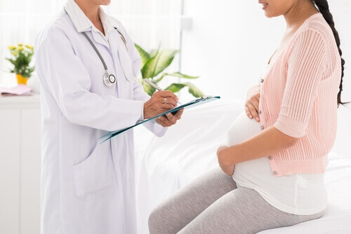 лікар розмовляє з вагітною жінкою