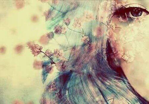 жінка з квітами у волоссі