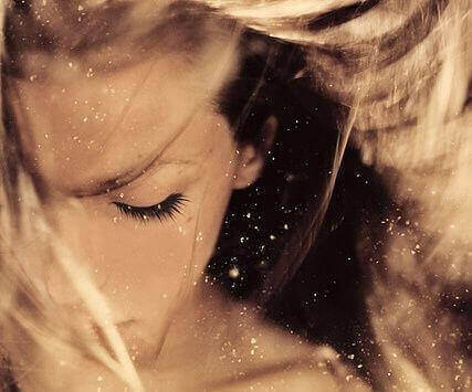 жінка з заплющеними очима