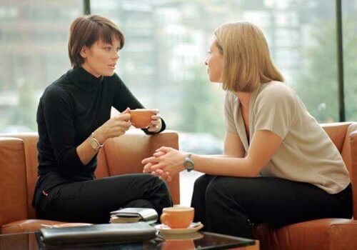 дві жінки розмовляють за кавою