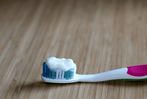зубна паста на щітці 