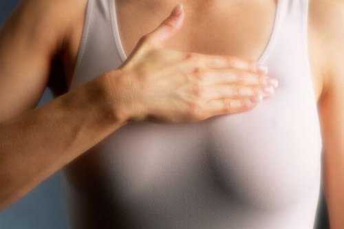 Жінки зі "щільною" тканиною грудей повинні робити мамографію щороку