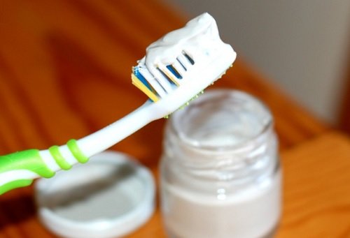 зубна паста та щітка
