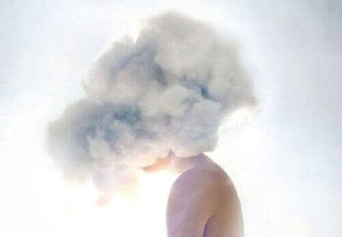 людина з головою у хмарі