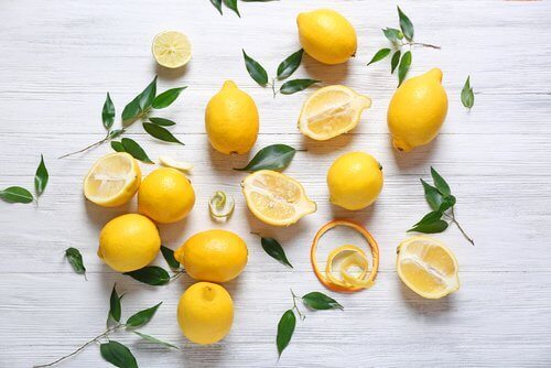 лимони та листя лимону на поверхні