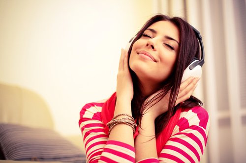 дівчина слухає музику в навушниках