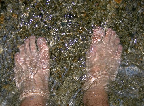 ноги у воді