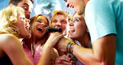 друзі співають у мікрофон