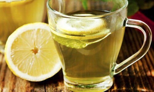 вода з лимоном для лікування здуття живота