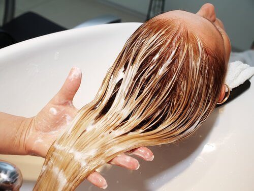 кокосова олія як засіб догляду за волоссям