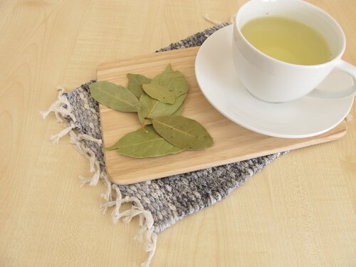 олія лаврового листя та чай