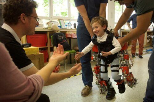 Цей екзоскелет може допомогти дітям з паралічем нижніх кінцівок знову ходити