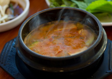 гарячий суп у тарілці