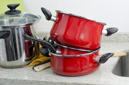 використання бури для чищення сковорідок та каструль