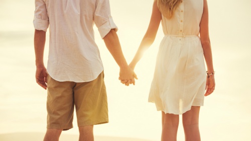 пара тримається за руки