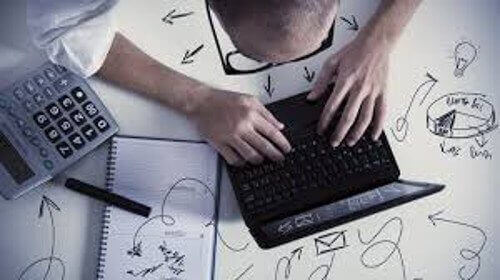 чоловік виконує декілька завдань водночас