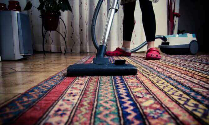 Прибирання щоб усунути неприємні запахи