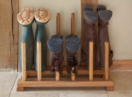 дерев'яні стовпи для зберігання гумових чобіт