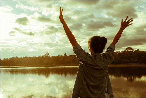 жінка підняла вгору руки