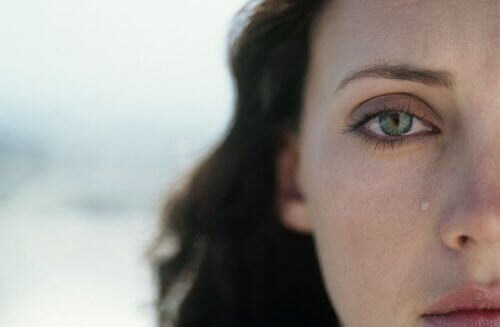 сльоза на обличчі жінки