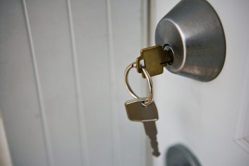 ключі вставлені в дверний замок