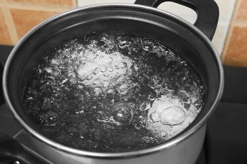 каструля з окропом