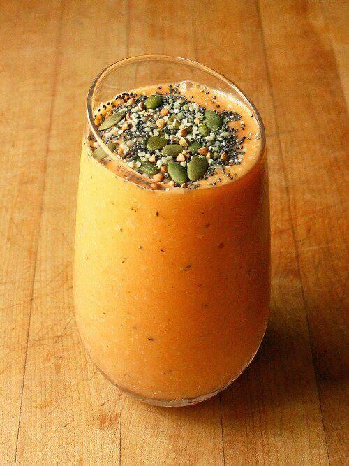 морквяний коктейль з апельсином, насінням гарбуза і чіа
