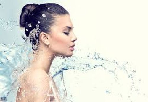 дівчина у воді