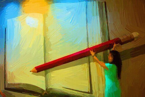 жінка пише величезним олівцем