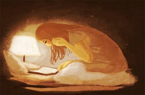 жінка читає вночі на ліжку
